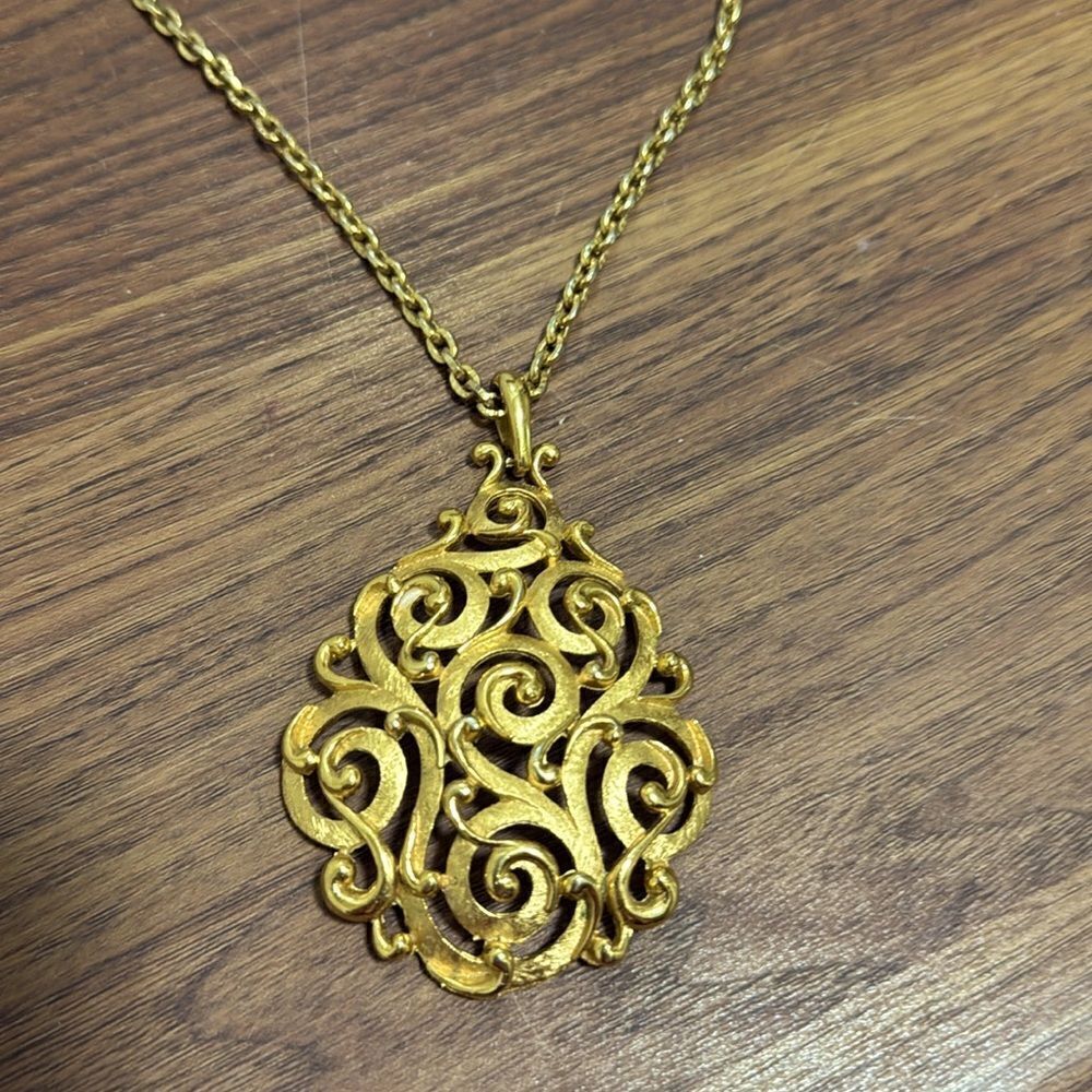 Crown Trifari Necklace with Multi Scroll Textured Gold Tone Pendant. 1960’s. - Picture 6 of 7